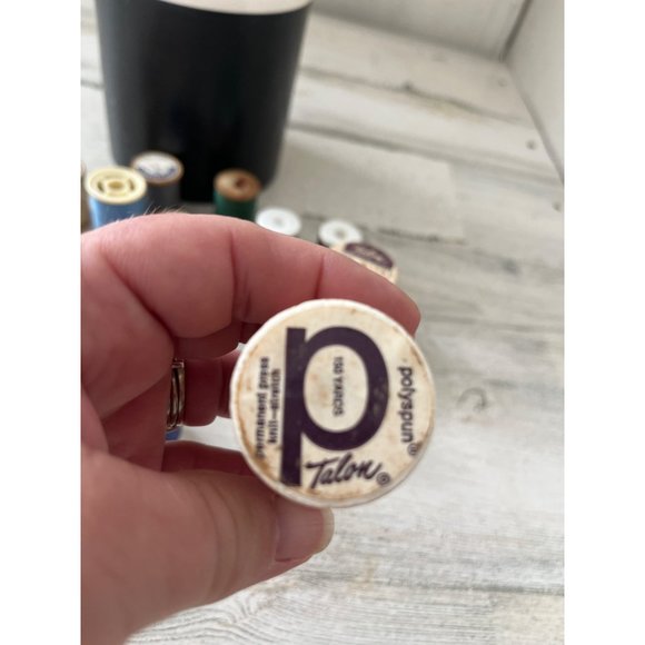 Container of miscellaneous thread - Picture 6 of 7